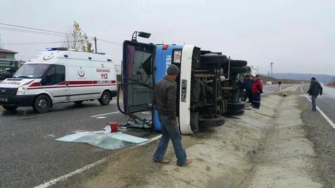 Otobüs devrildi 14 öğrenci yaralı