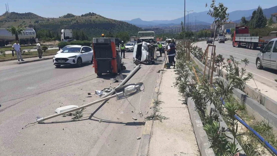 Otomobil Aydınlatma Direğine Çarpıp Devrildi: 1 Yaralı