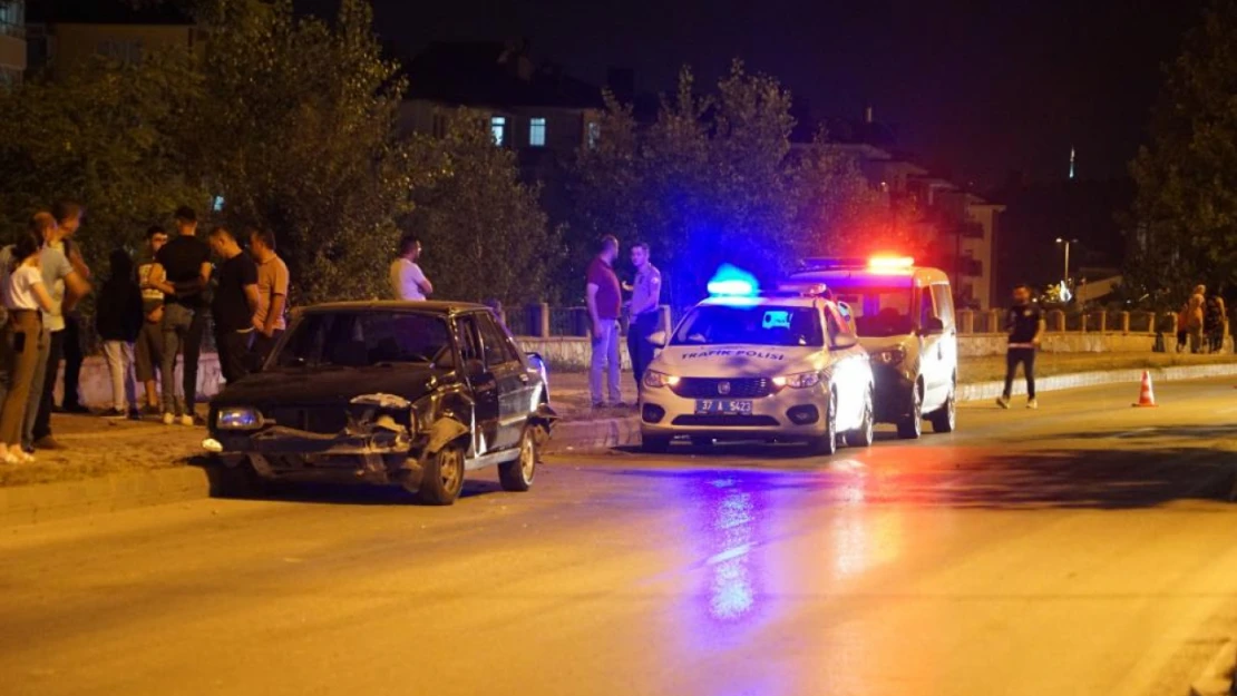 Otomobil bisiklet süren gençlere çarptı: 2 yaralı