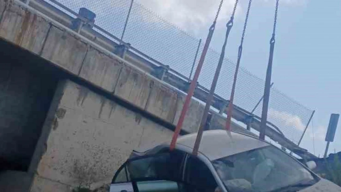 Otomobil Köprüden Uçtu: 2 Yaralı
