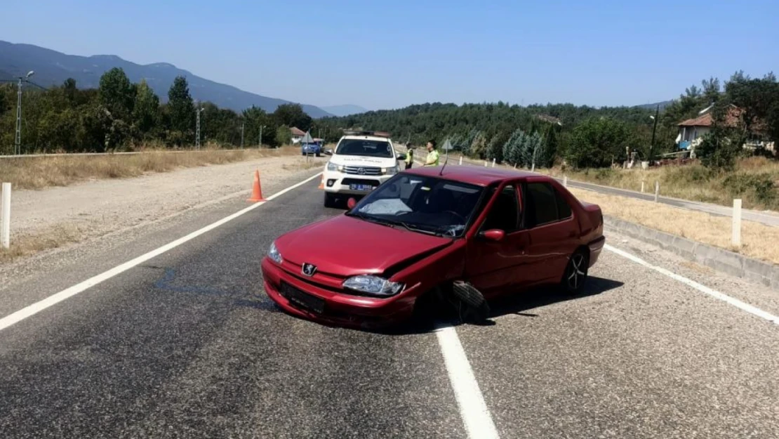 Otomobil refüje çarptı: 2 yaralı