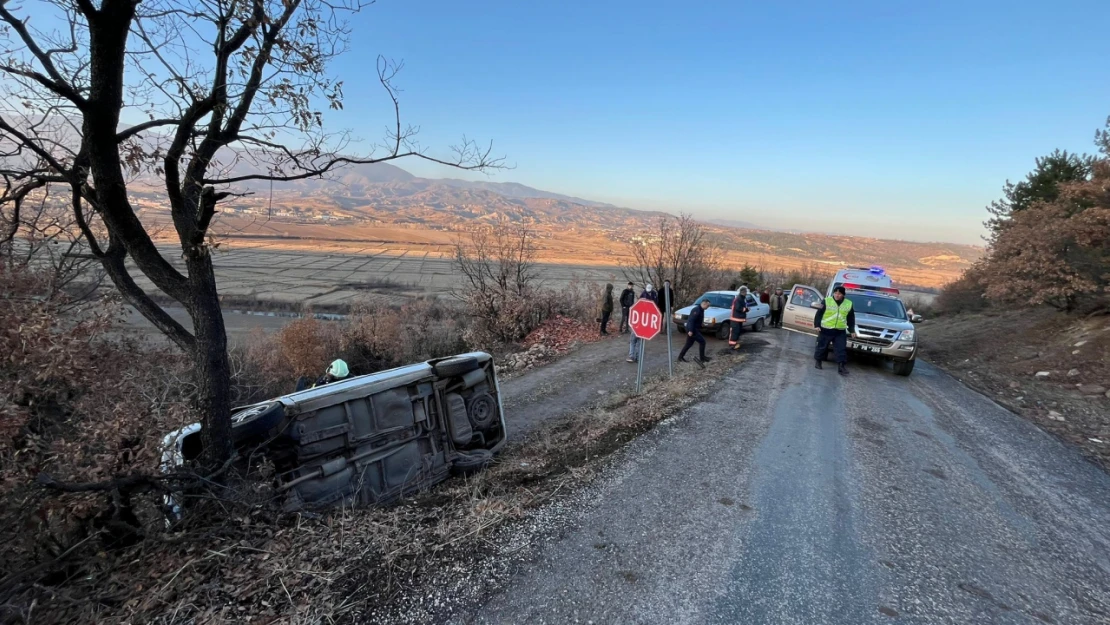 Otomobil Şarampole Devrildi: 2 Yaralı