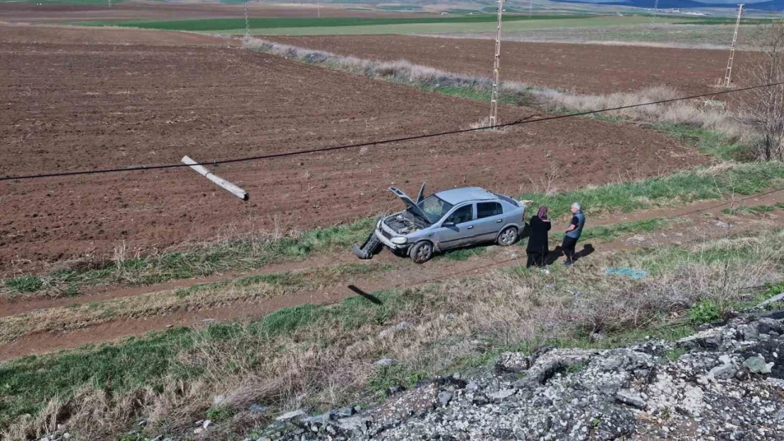 Otomobil Şarampole Yuvarlandı