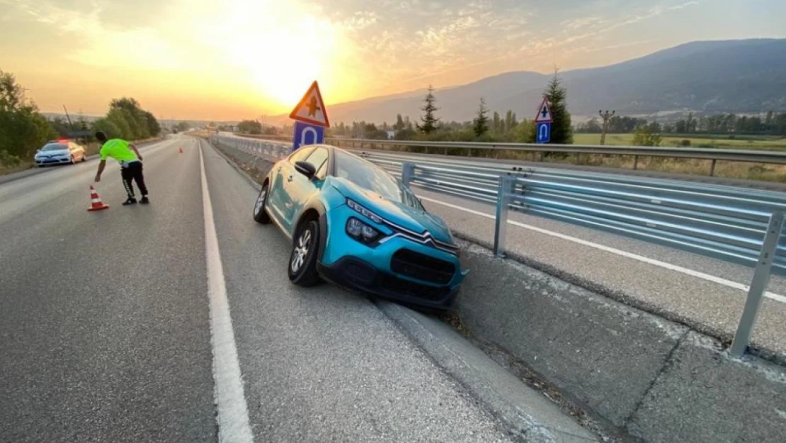 Otomobil su kanalına düştü: 5 yaralı