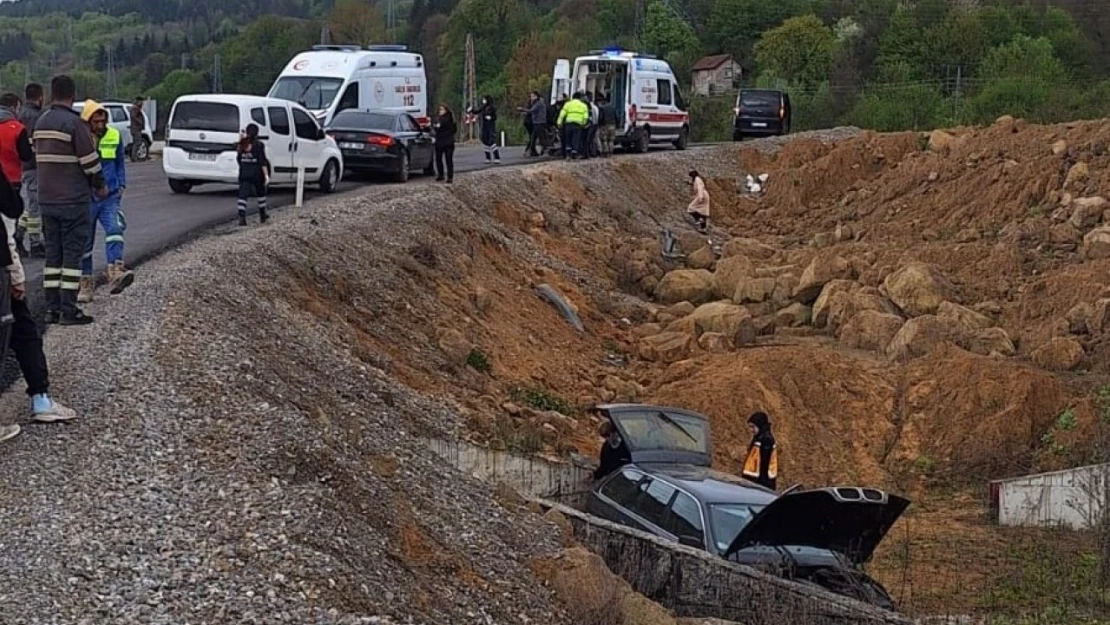 Otomobil Şarampole Uçtu: 3 Yaralı