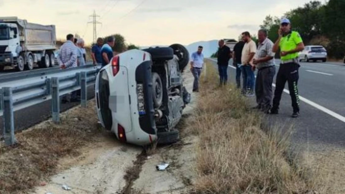 Otomobil yoldan çıkıp yan yattı: 6 yaralı