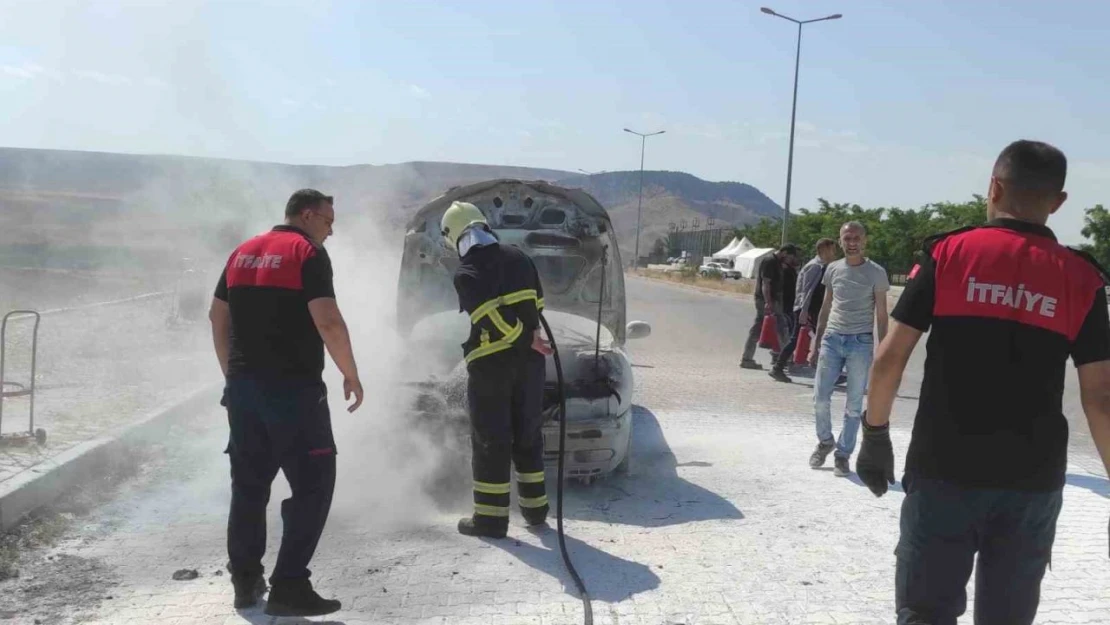 Otomobilde Çıkan Yangın Söndürüldü