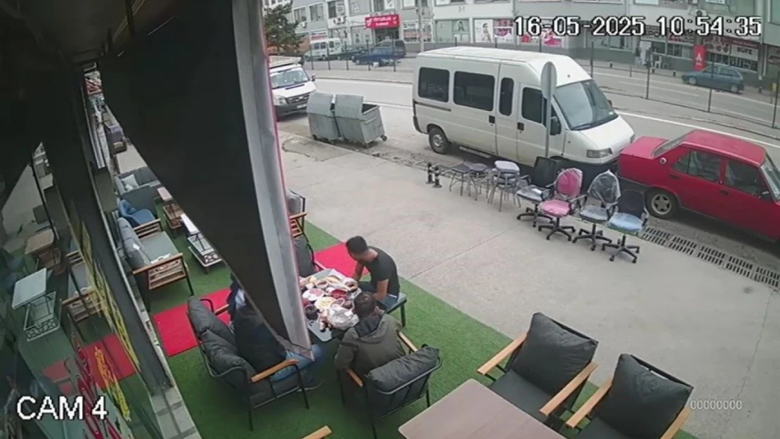 Otomobile Çarpmamak İçin Manevra Yapan Sürücü Yaralandı