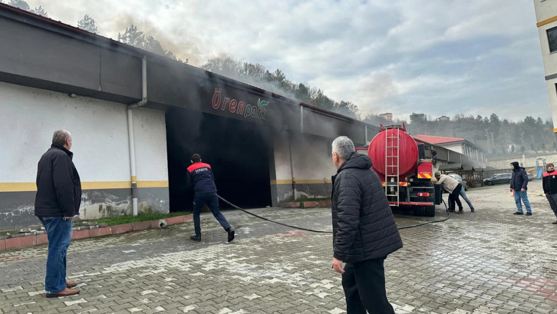 Otoparkta araç yangını paniğe neden oldu