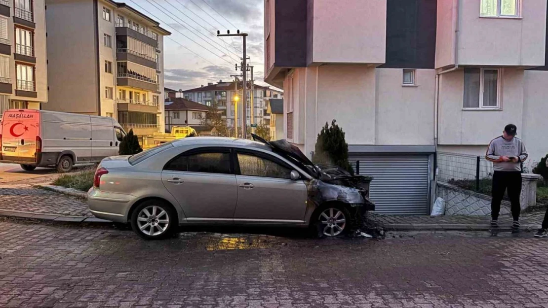 Otomobilden Çıkan Yangın Korkuttu