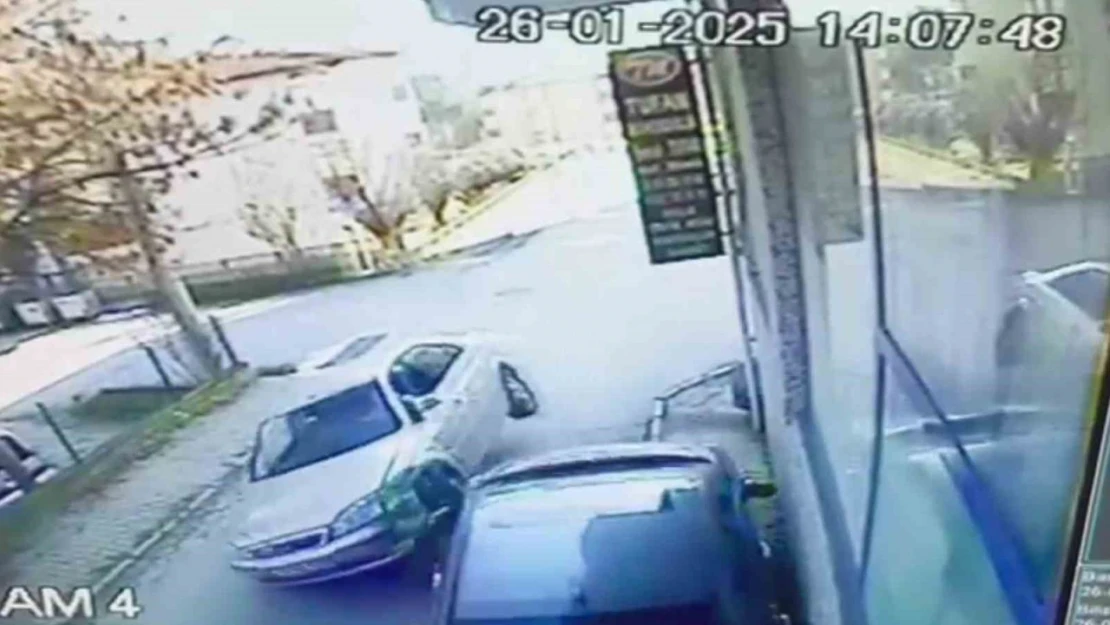 Park Halindeki Otomobile Böyle Çarptı: 2 Yaralı