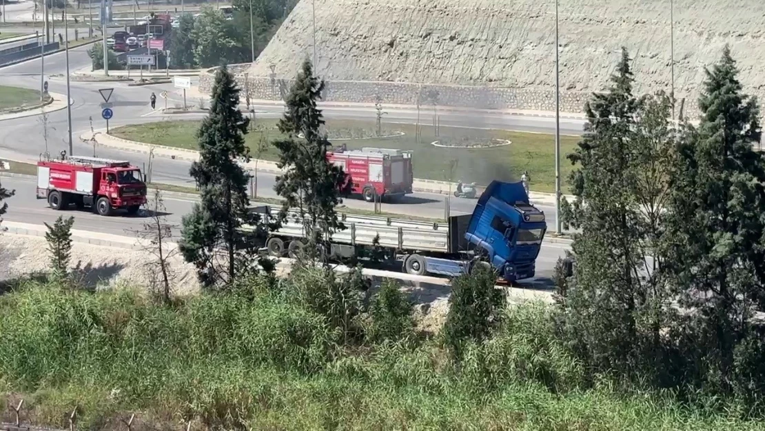 Park halindeki tır alev aldı