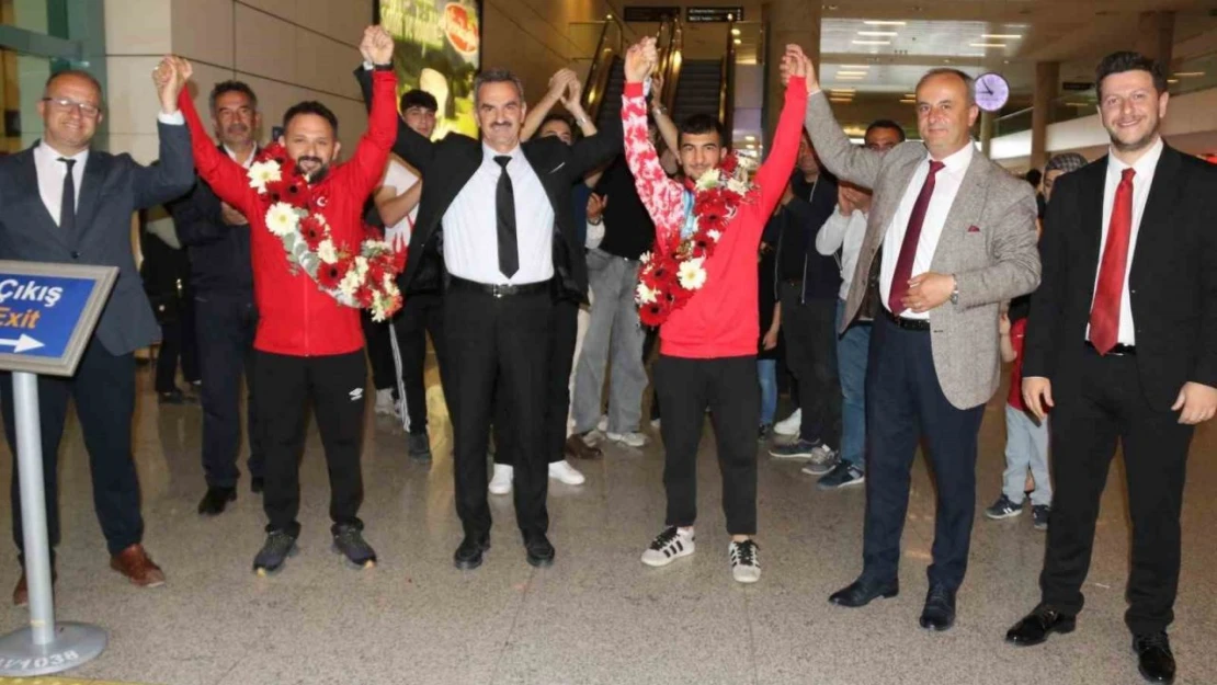 Genç Halterci Çiçeklerle Karşılandı