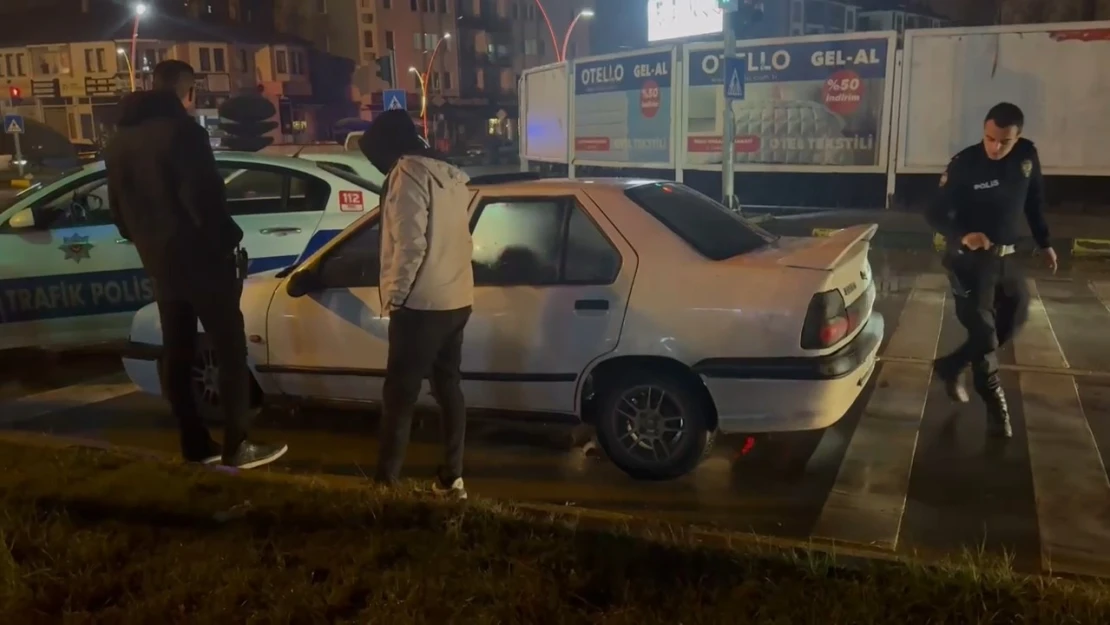 Polis Aracına Çarparak Durdu