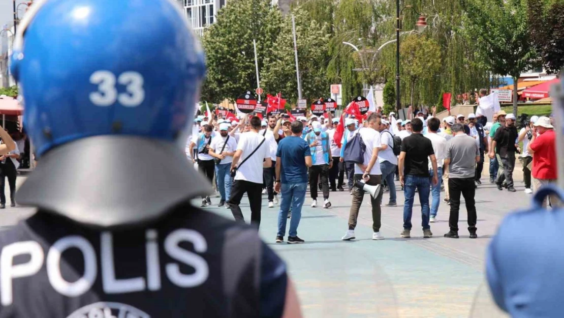 Polis Barikat Kurarak Yürüyüşe İzin Vermedi