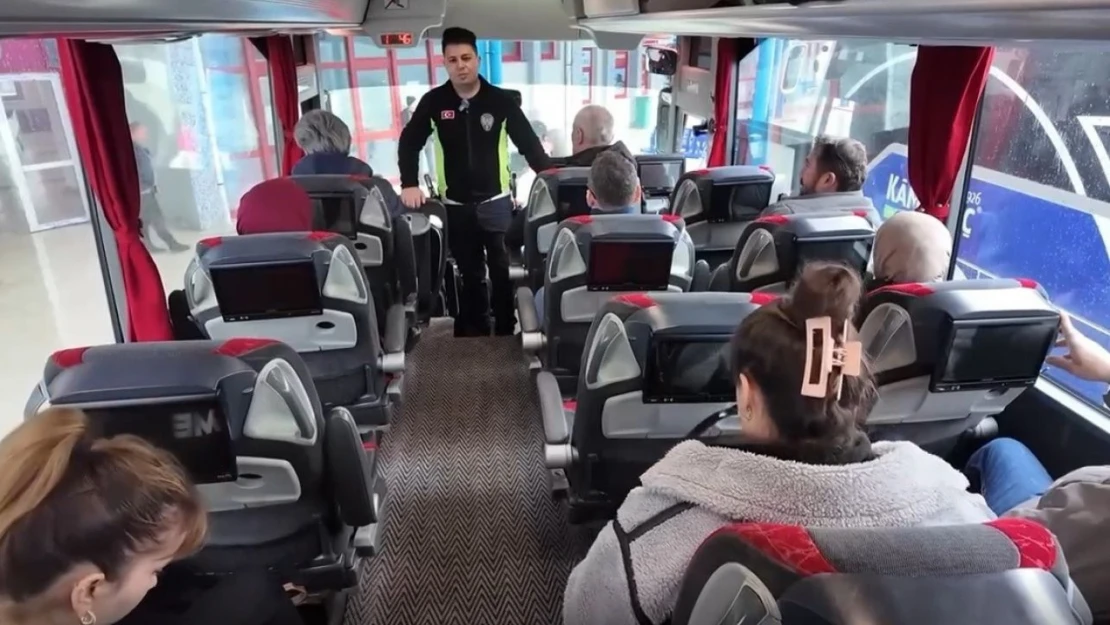 Polisten Yolculara Emniyet Kemeri Uyarısı