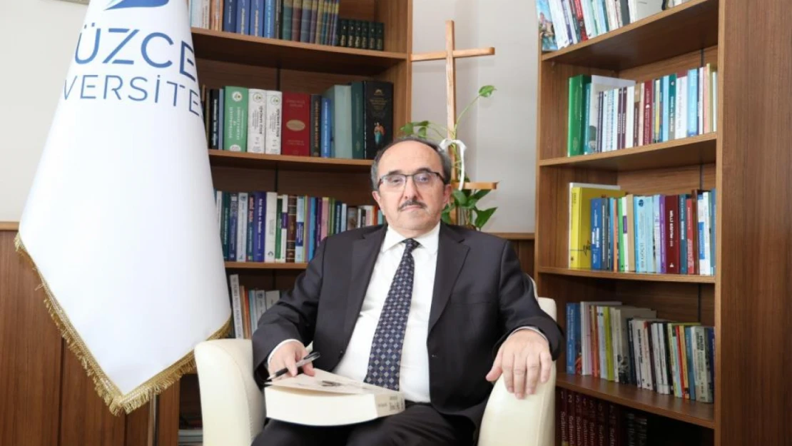 Prof. Dr. Genç Kaleme Aldı  'Kürsüdeki Şair: Mehmet Akif'