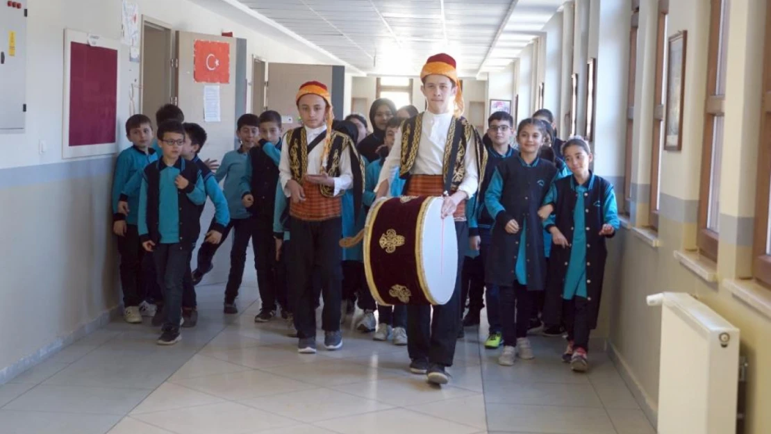 Ramazan ruhunu tenefüste davulla yaşatıyorlar