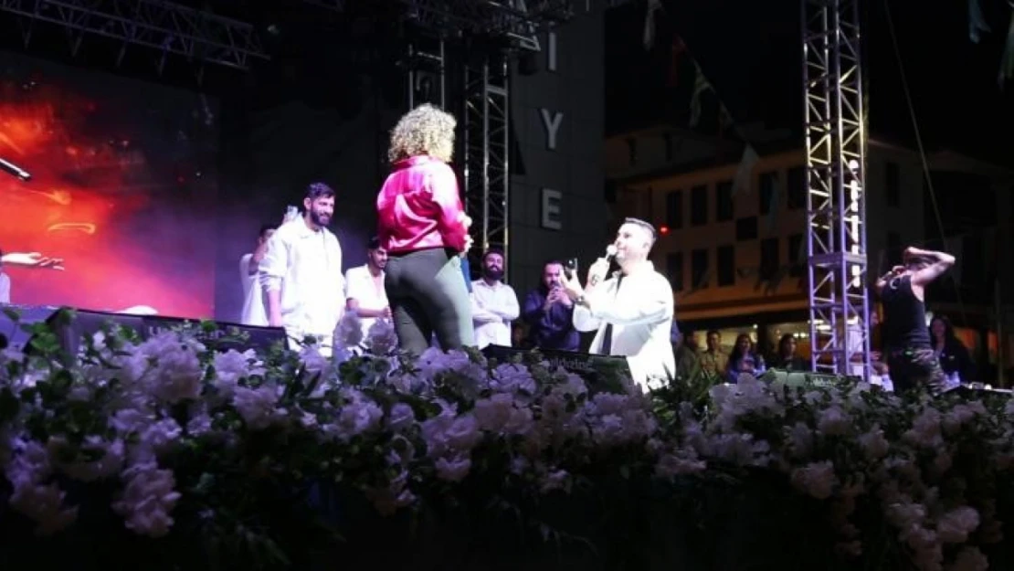 Sahnede sürpriz evlilik teklifi