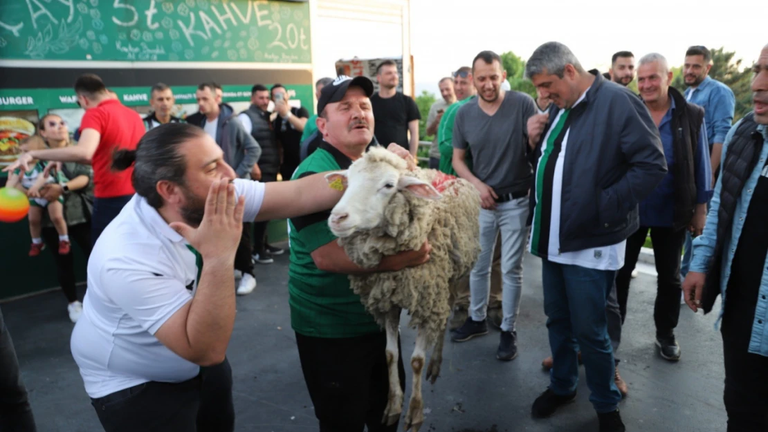 Şampiyon başkan Koyun'a, koyunla istifa çağrısı