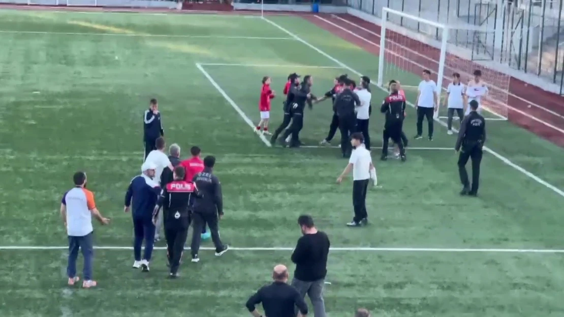 Şampiyonluk Maçında Saha Karıştı