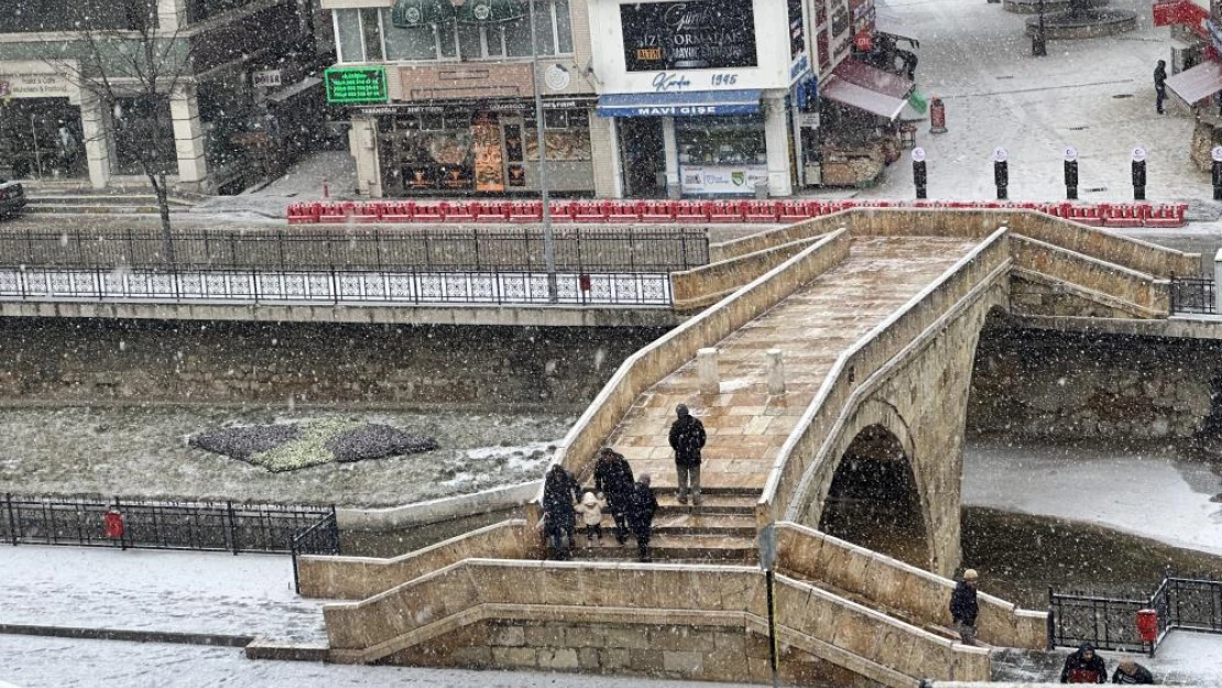 Şehir merkezi beyaz örtüyle kaplandı