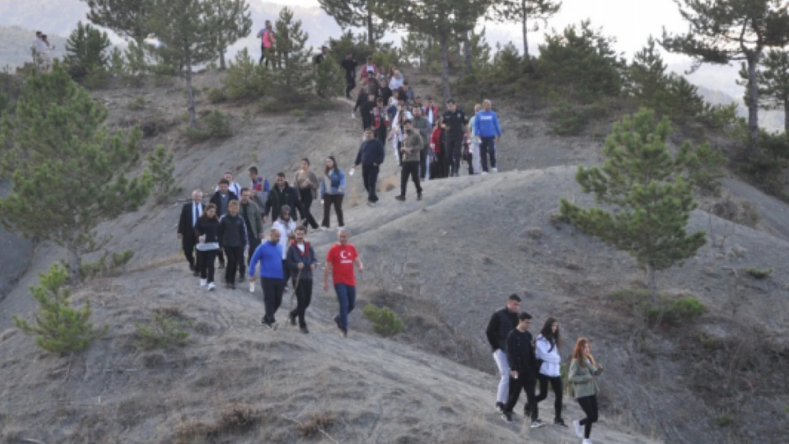 Şehitler İçin 4 Kilometre Yürüdüler