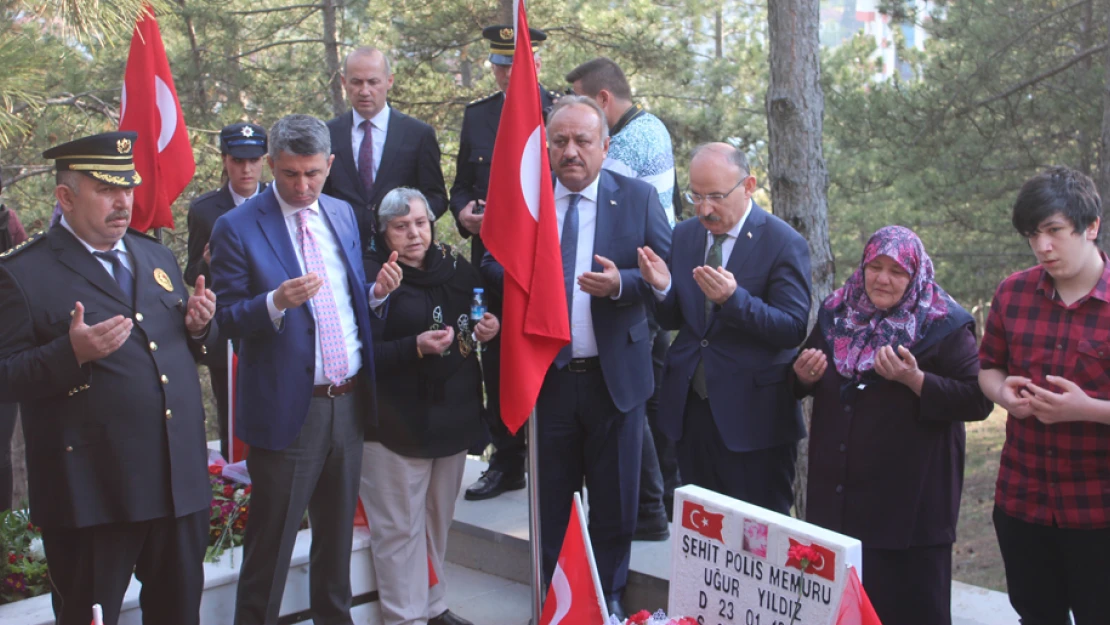 Şehitler kabirleri başında anıldı