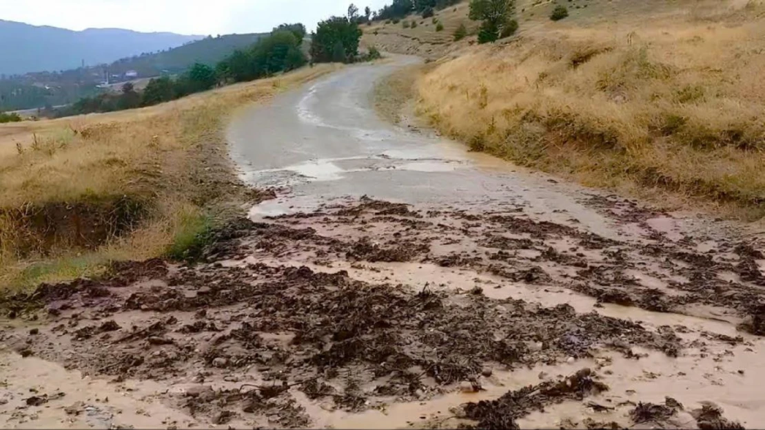 Sel Suları Köy Yollarına Zarar Verdi