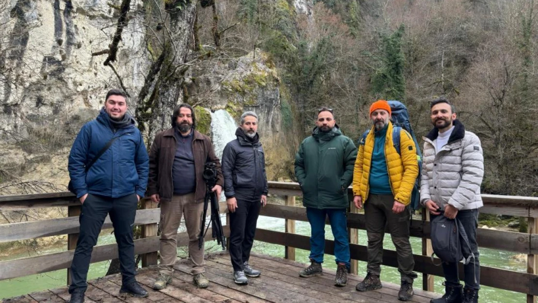 Şelaleyi Tanıtmak İçin Buz Gibi Suda Yüzdü