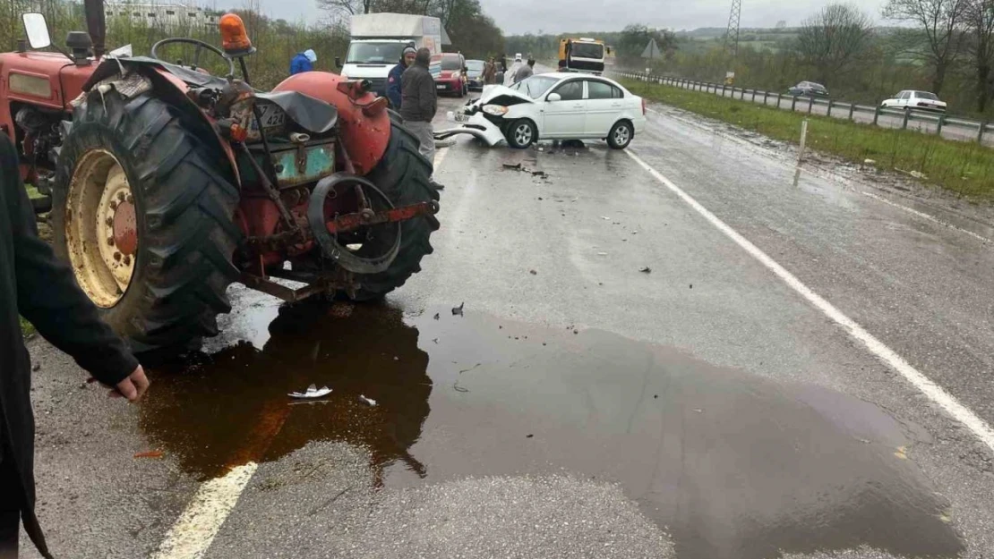 Seyir Halinde Giden Otomobil, Traktöre Çarptı: 2 Yaralı