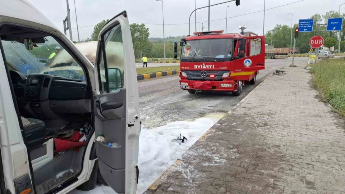 Seyir Halindeki Minibüs Alev Aldı