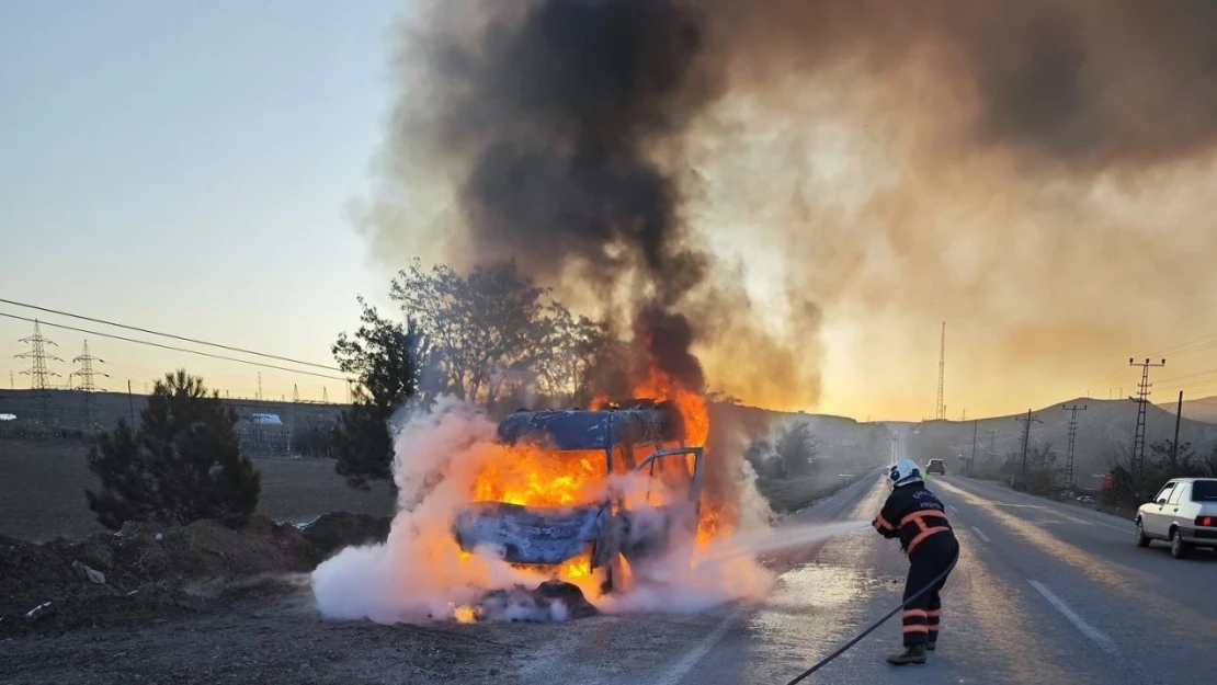 Minibüs Alev Topuna Döndü