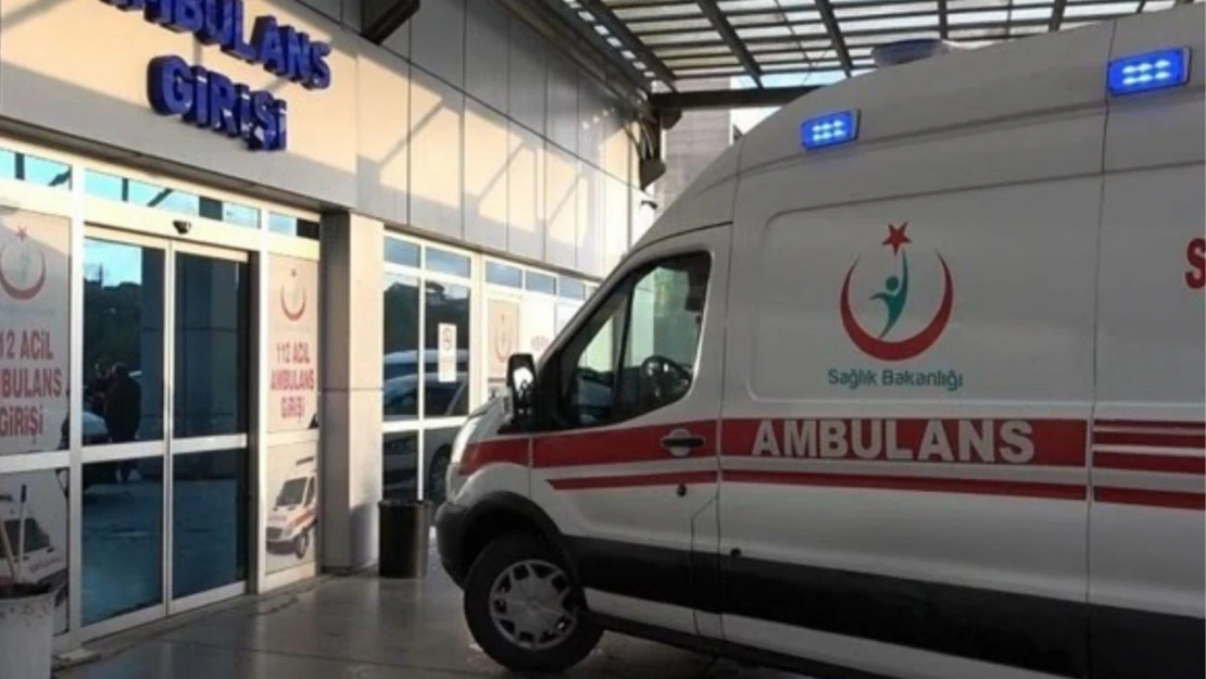 Seyir halindeki motosikletin lastiği patladı: 2 yaralı