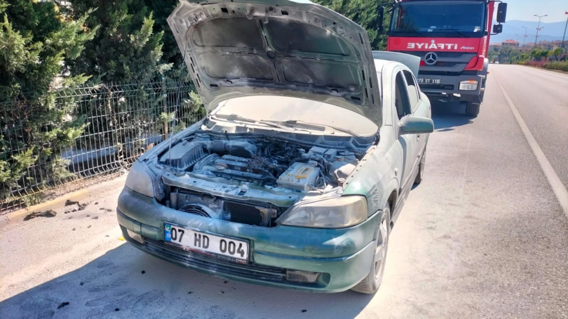 Seyir halindeki otomobil alev aldı