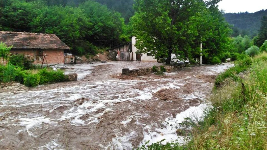 Şiddetli yağmur Araç'ı vurdu