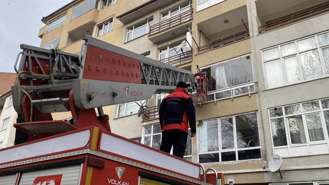 Silah Sesi Ve Kırılan Cam Ekipleri Harekete Geçirdi