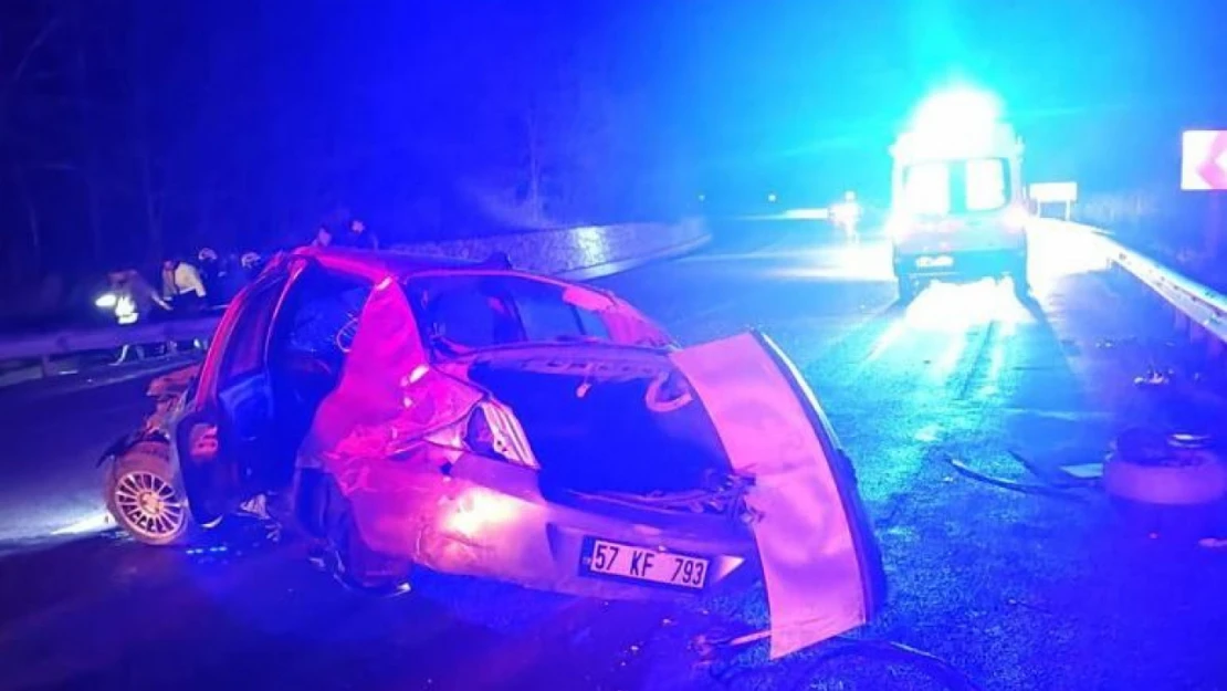 Sinop'ta Devrilen Otomobilin Sürücüsü ile Eşi Yaralandı