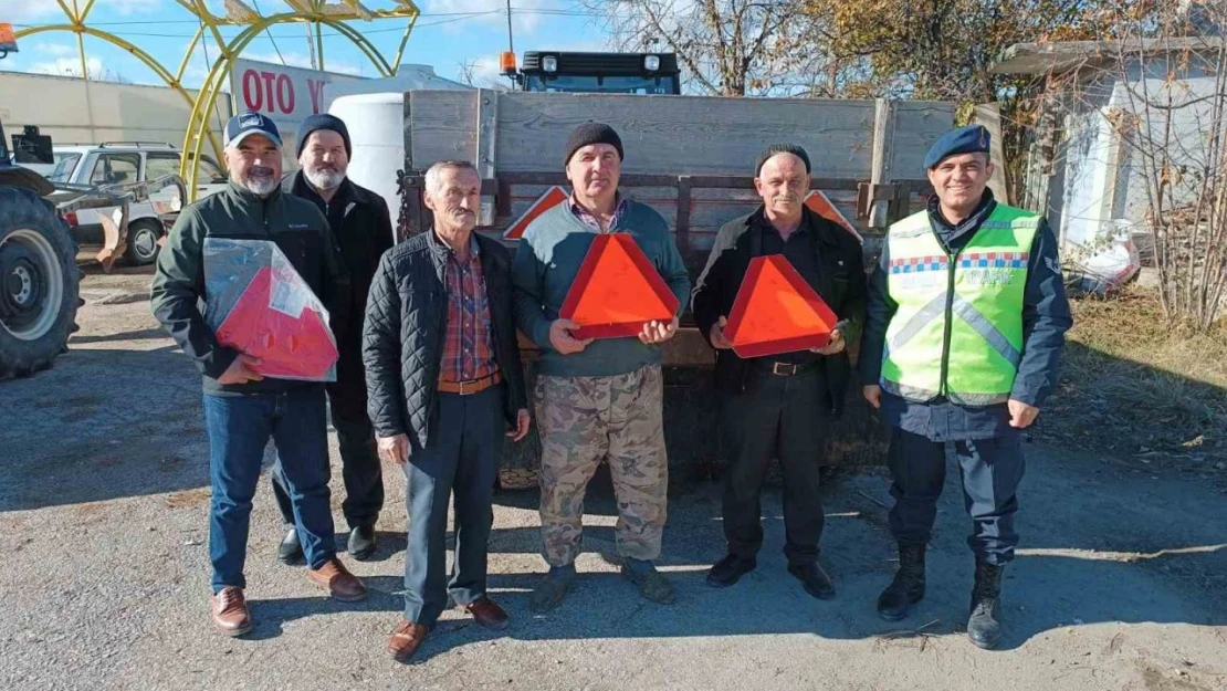 Sinop'ta Traktör Sürücülerine Reflektör