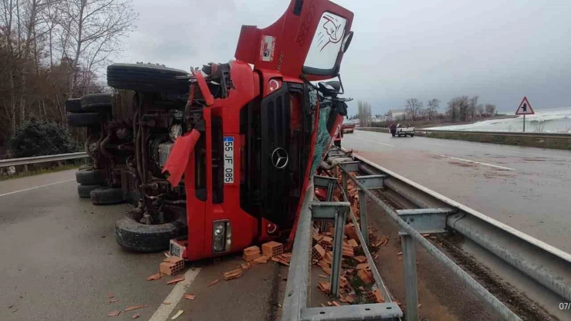 Sinop'ta Tuğla Yüklü Kamyon Devrildi: 1 Yaralı