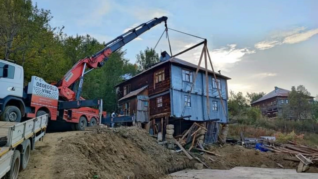 Sinop'taki baba evlerini vinçle taşıdılar