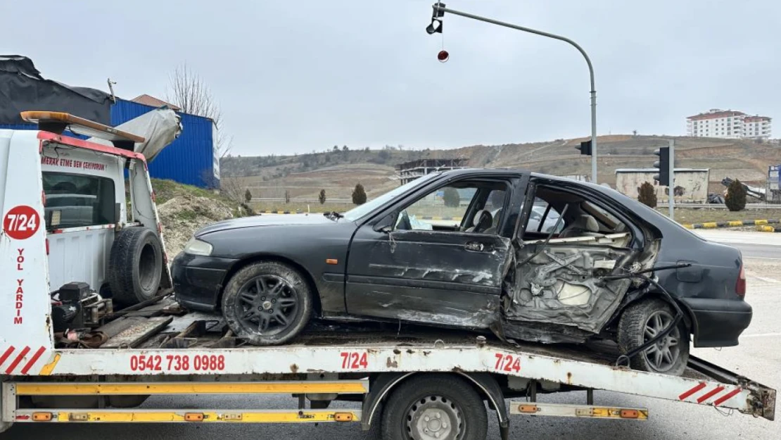 Sinyalizasyon Direğine Çarptı: 2 Yaralı