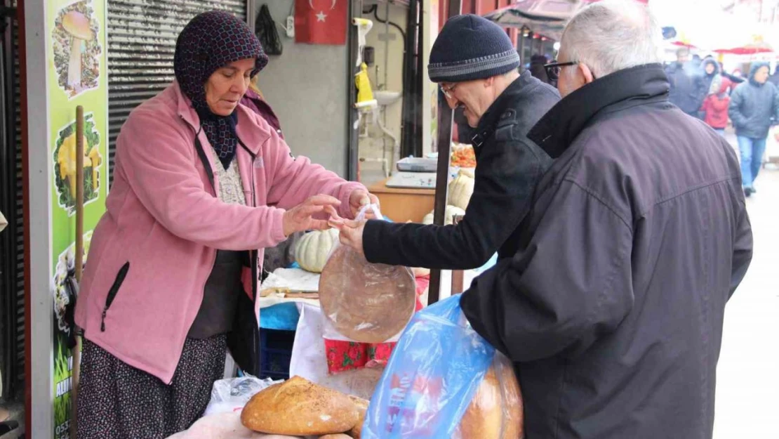 Yaşına Rağmen 'Ekmek Parası' Kazanıyor