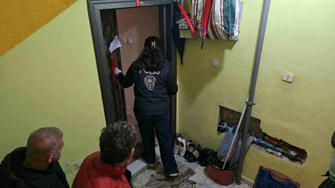 Tahliye Kararına Direndi, Ekipler Tarafından Evden Çıkartıldı