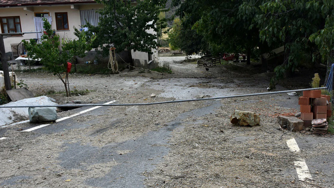 'Tapulu arsam' dediği köy yolunu kapattı