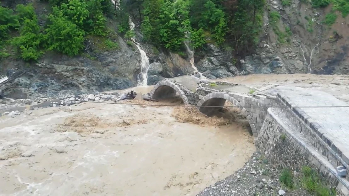 Tarihi köprü zarar gördü