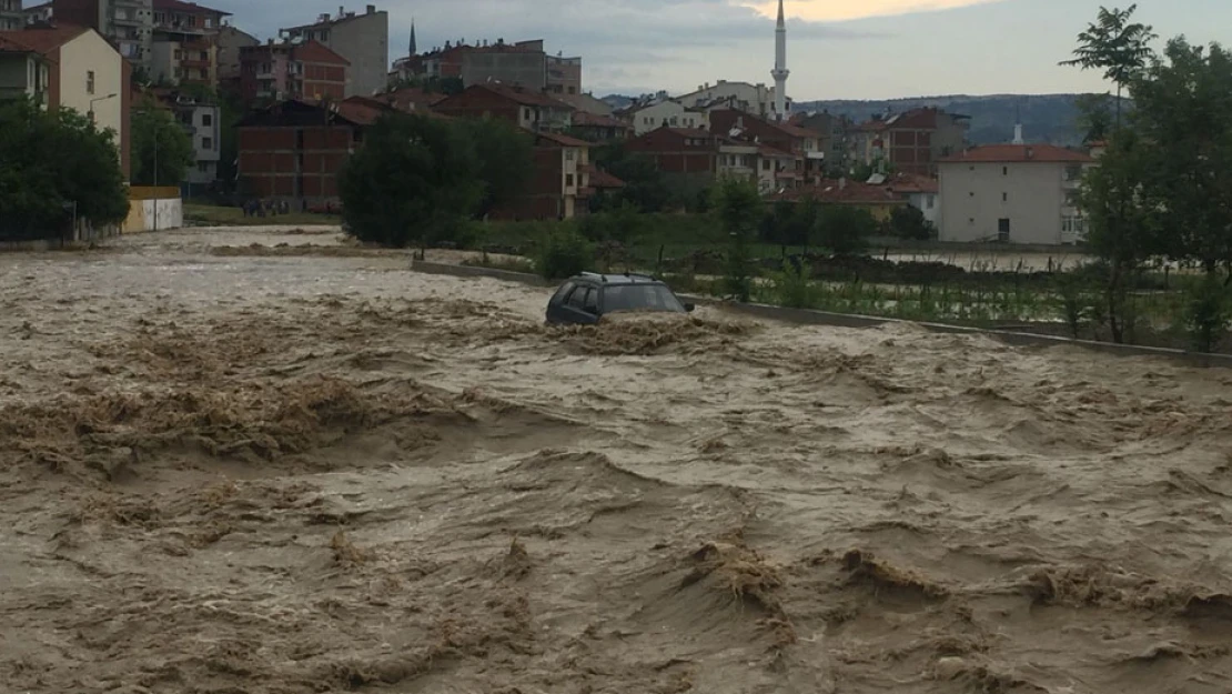 Taşköprü'yü sel vurdu