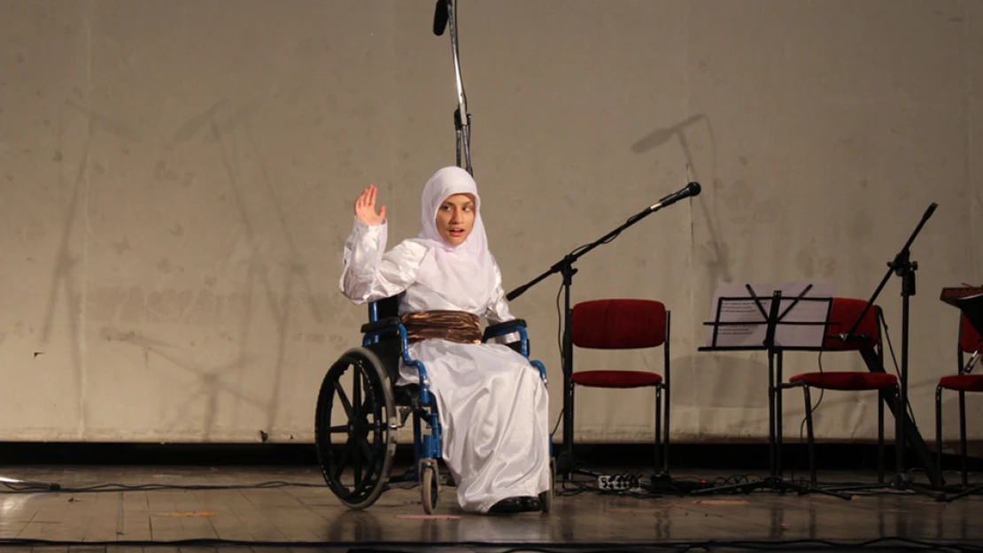 Tekerlekli sandalyesi ile semaya döndü