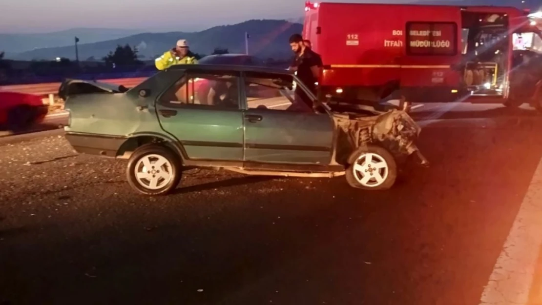 Bariyerlere Çarpan Otomobil Hurdaya Döndü: 1 Yaralı