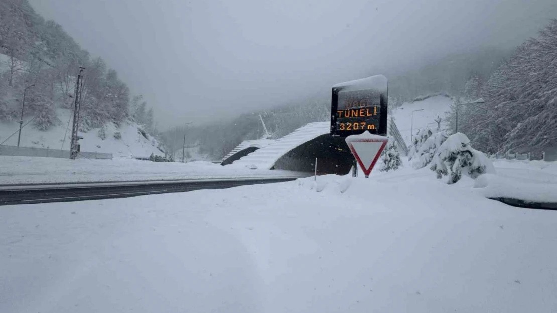 TEM'in Bolu Dağı Tüneli Geçişinde Kar Yağışı Etkili Oluyor